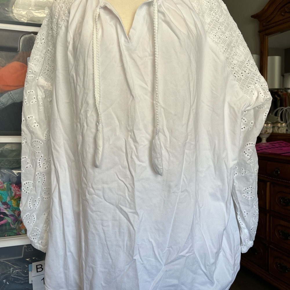 Eyelet Bouse - Picture 2 of 11